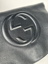 Load image into Gallery viewer, Gucci Pebbled Calfskin Medium Soho Chain Tote Black