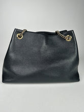 Load image into Gallery viewer, Gucci Pebbled Calfskin Medium Soho Chain Tote Black