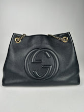 Load image into Gallery viewer, Gucci Pebbled Calfskin Medium Soho Chain Tote Black